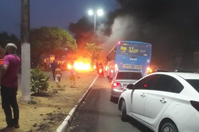 Moradores do Igarapé da Fortaleza interditam tráfego na Salvador Diniz