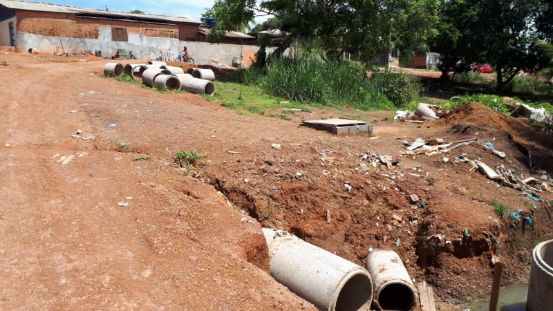 Em Santana, moradores que residem no “Vaga-Lume” cobram a conclusão de obra