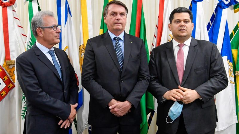 Com Davi, Bolsonaro assina MP que vai isentar pagamento de luz aos amapaenses em novembro