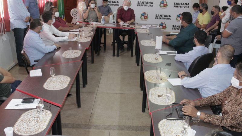 Prefeito de Santana realiza primeira reunião com o secretariado