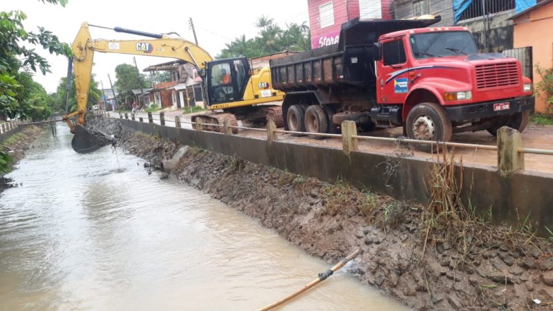 Prefeitura de Santana já retirou mais de 30 toneladas de entulho dos canais
