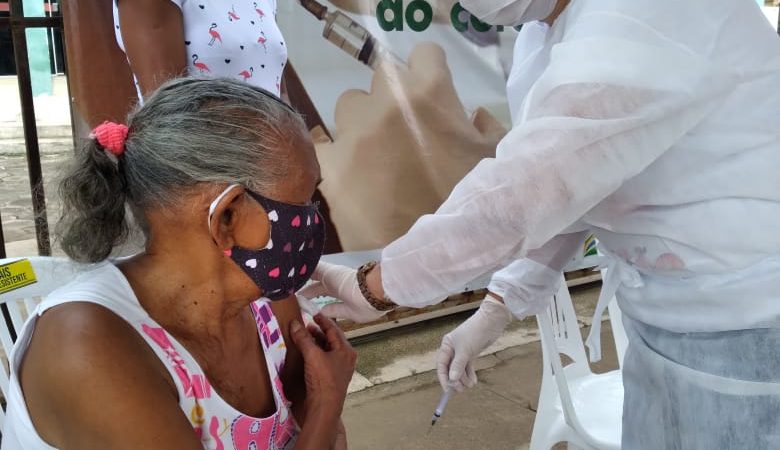 Santana imuniza 200 idosos acima de 80 anos no 1° dia de vacinação para o grupo desta faixa etária