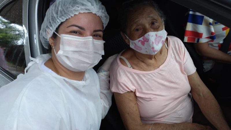 “É uma grande vitória”, diz idosa imunizada aos 83 anos contra a COVID-19 em Santana