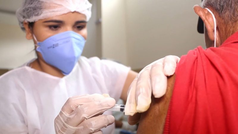 Santana: “É uma vitória”, diz jovem ao ser vacinado aos 18 anos