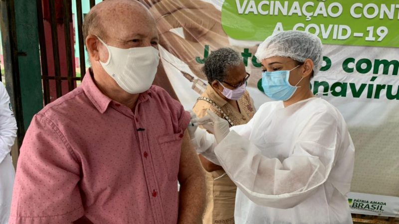 Covid 19:  aos 63 anos, prefeito de Santana Bala Rocha recebe 1° dose da vacina