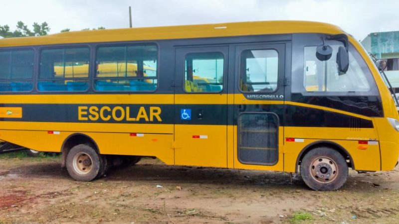 Prefeitura de Santana recebe ônibus escolar que irá atender a área rural