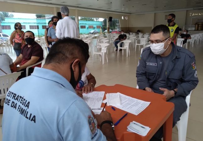 Membros das forças de salvamento e segurança recebem imunização contra a Covid em Santana