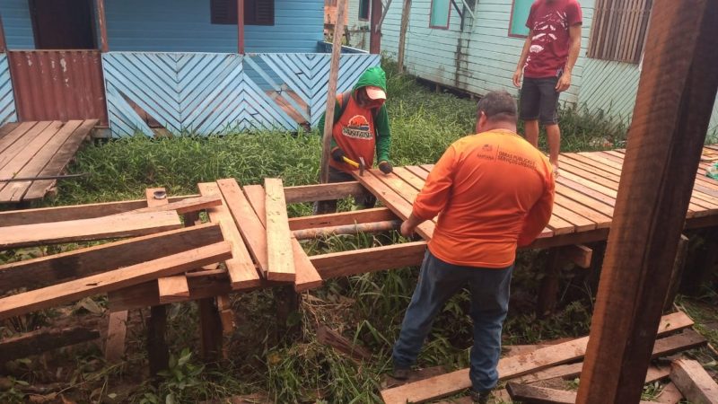 Prefeitura de Santana reforma ponte no Provedor I com madeira doada pelo Batalhão Ambiental
