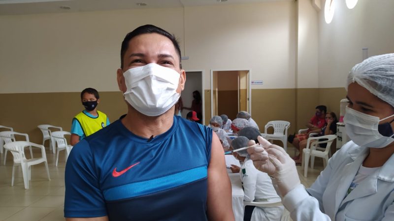 Ex-prefeito de Santana toma 1° dose da Vacina contra a COVID como professor