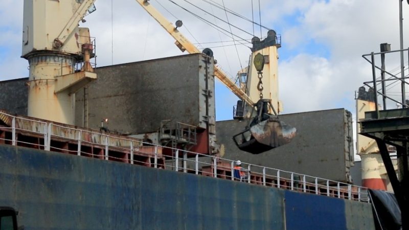 Inédito: CDSA faz primeiro embarque de minério em dois navios simultaneamente