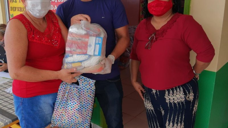 Escolas da rede municipal de ensino entregam benefício kit merenda aos alunos