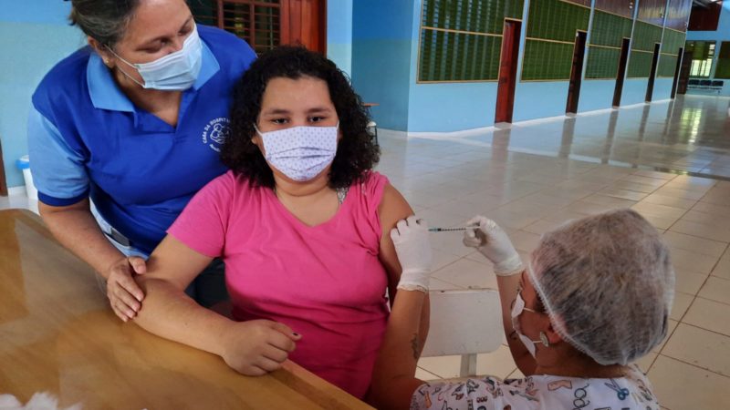 Em Santana, adolescentes de instituições recebem primeira dose contra a Covid-19