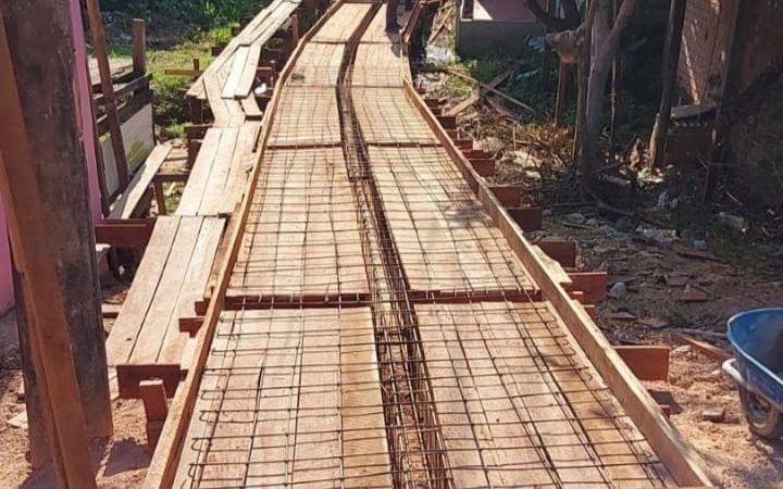 Prefeitura de Santana vistoria construção de passarela de concreto no Provedor