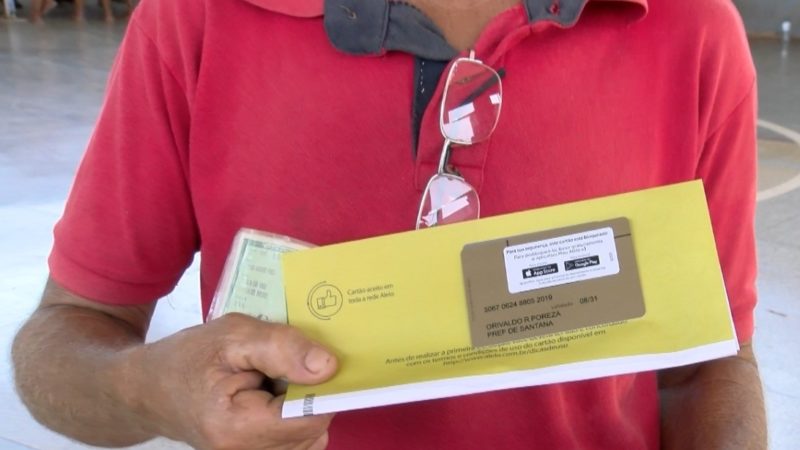 PMS inicia a entrega dos cartões dos beneficiados do Programa Alimento na Mesa