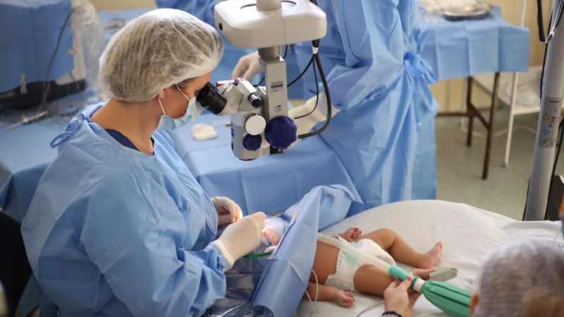 Depois da mãe que teve catarata congênita, Mais Visão opera filha de dois meses, que nasceu com o mesmo problema
