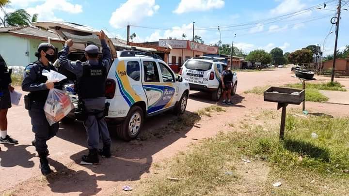 Policiais do 4° Batalhão da PM doam cestas básicas à famílias carentes de Santana