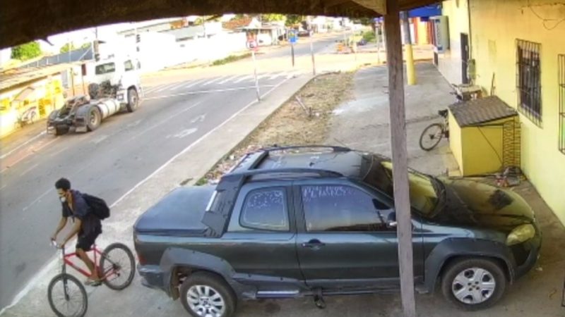 Vídeo: polícia está à procura do ladrão de uma bicicleta. Caso foi registrado no Fonte Nova, em Santana