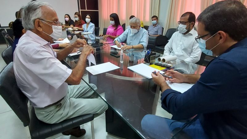 Socialistas e conselho comunitário articulam na Prefeitura fornecimento de água potável ao Bailique