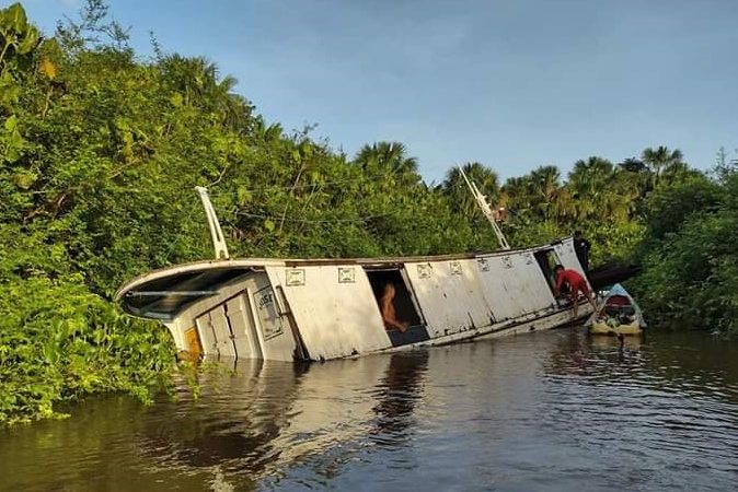 Ribeirinhos encontram embarcação parcialmente afundada em rio do Pará