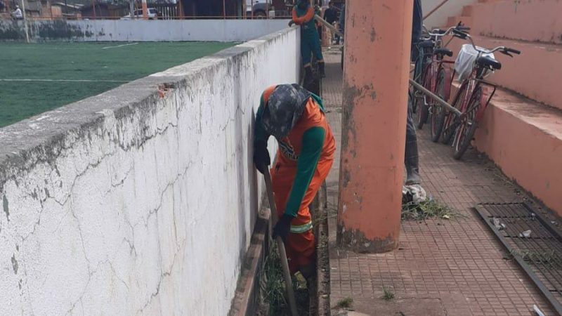 Prefeitura de Santana realiza a limpeza na Praça da Juventude