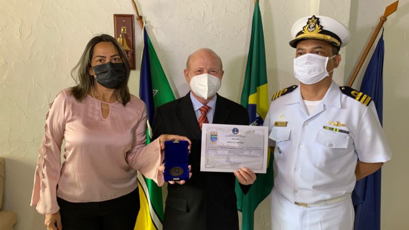 Santana: Prefeito Bala recebe diploma de Amigo da Capitania dos Portos