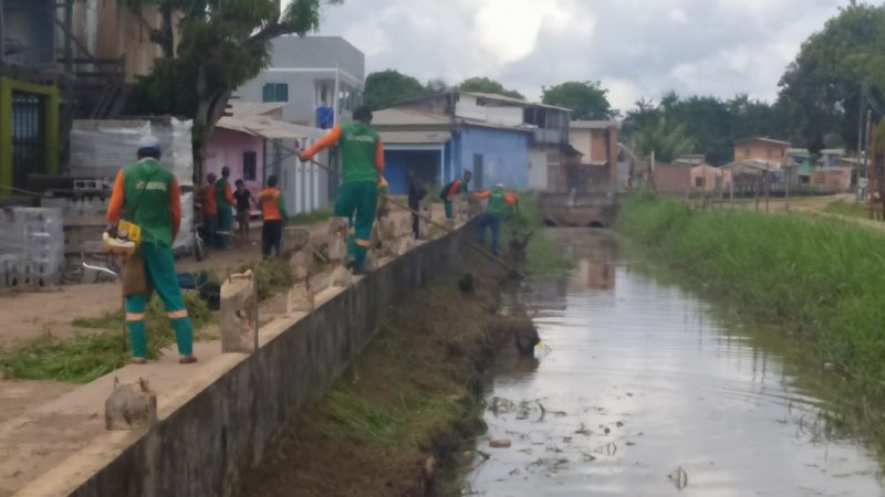 Prefeitura de Santana limpa bueiros e reforça bocas de lobo da cidade