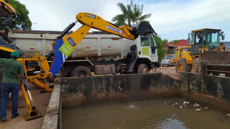 Quarta limpeza no Canal do Paraíso em Santana recebe reforço de novas máquinas, adquiridas pela Codevasf