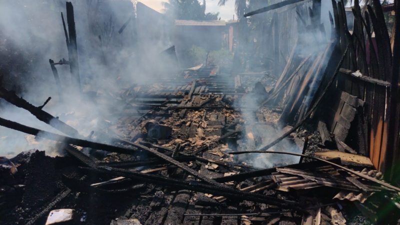 Prefeitura de Santana presta assistência à família que teve casa incendiada no bairro Hospitalidade