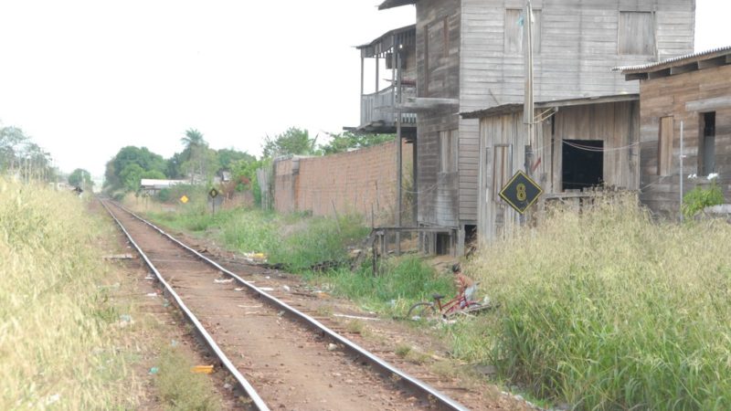 No Amapá, famílias moram a um metro de ferrovia e geram impasse para mineradora que quer reativar estrutura