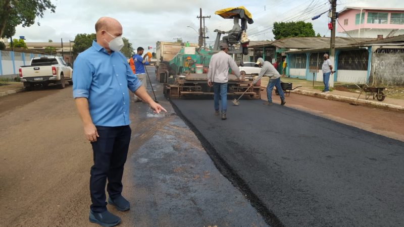Parceria PMS/GEA: Pavimentação asfáltica avança em Santana em vias de acesso ao município