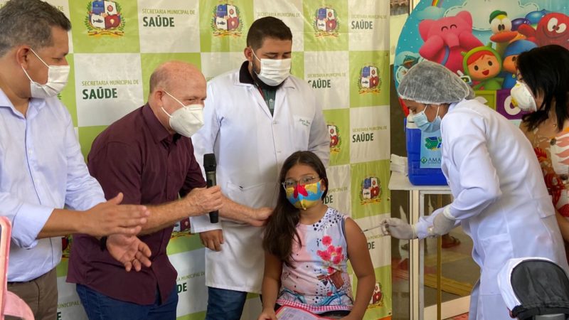 Santana vacina primeira criança contra a Covid-19 no Amapá