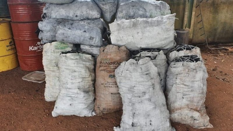 Batalhão Ambiental faz apreensão de carvão no Distrito Industrial de Santana