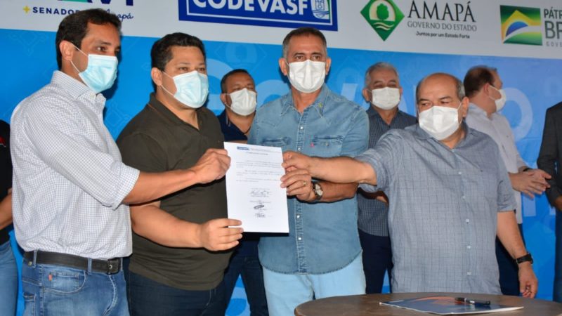 Davi assina convênio de restauração da Rodovia JK e entrega caminhões de lixo para municípios do AP