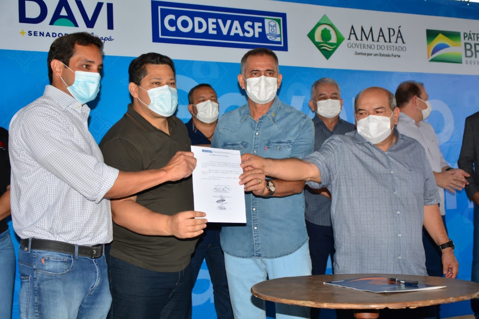 Davi assina convênio de restauração da Rodovia JK e entrega caminhões de lixo para municípios do AP
