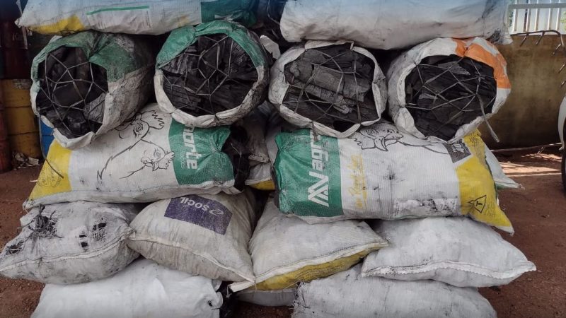 No Distrito Industrial de Santana, equipe do Batalhão Ambiental realiza apreensão de carvão vegetal