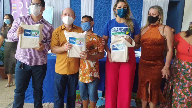 Livros didáticos regionalizados são entregues às escolas municipais pela Prefeitura de Santana