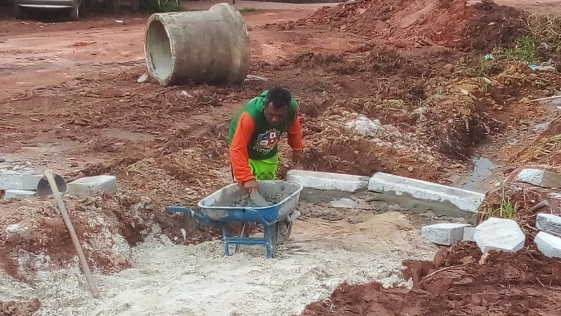 Prefeitura de Santana continua com obras de terraplanagem visando melhorar as vias do município