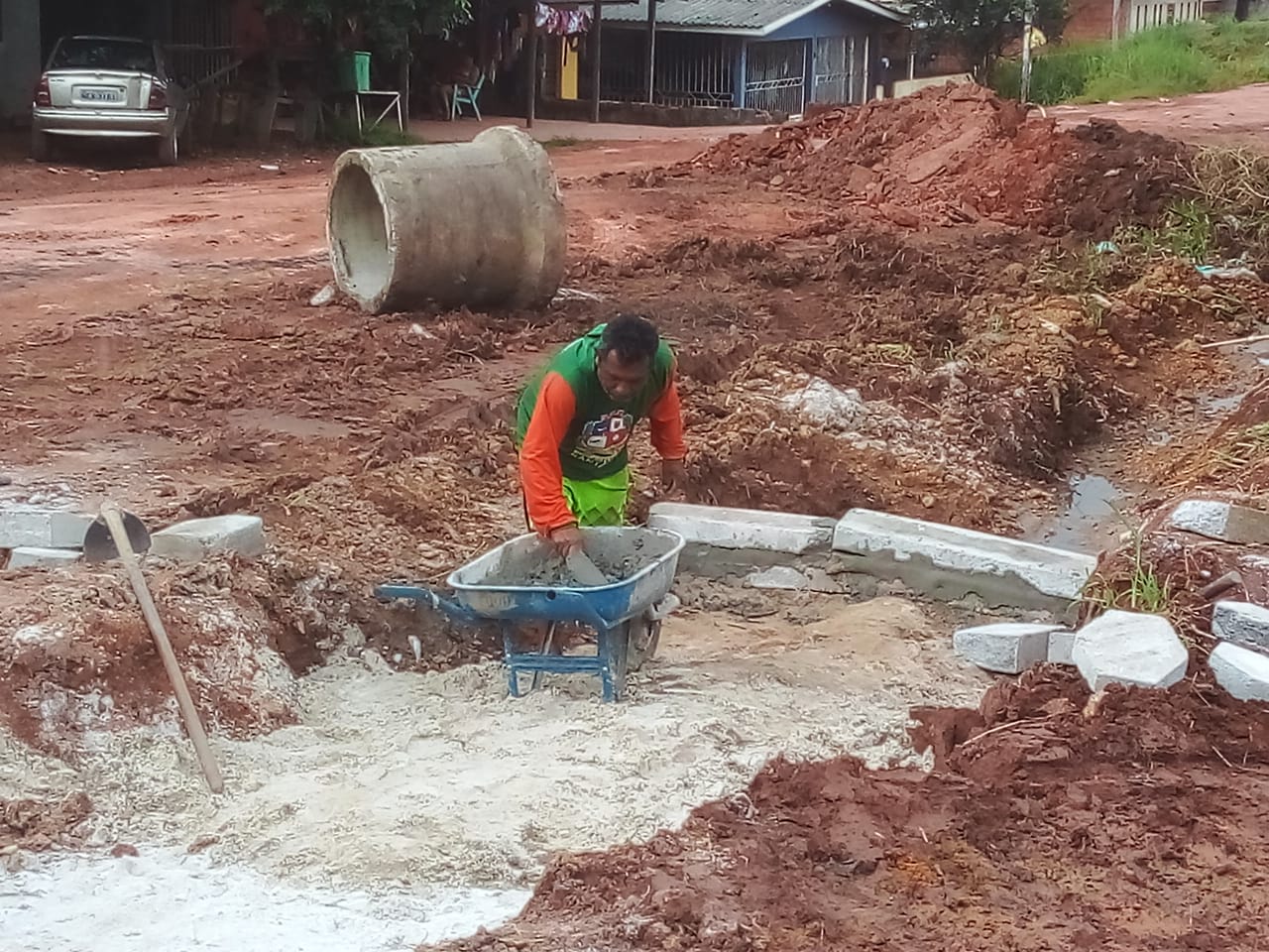 Prefeitura de Santana continua com obras de terraplanagem visando melhorar as vias do município