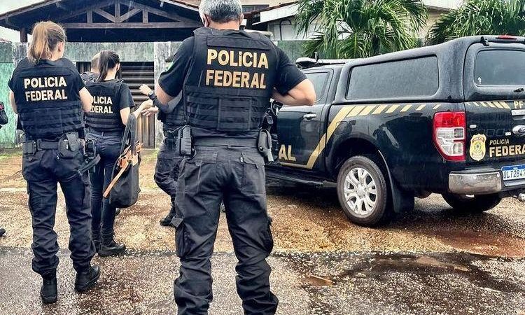 Polícia Federal prende servidores por facilitarem entrada de objetos ilícitos no IAPEN