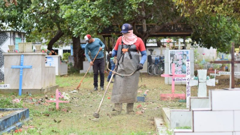 Prefeitura de Santana reforça limpeza no cemitério para o Dia das Mães