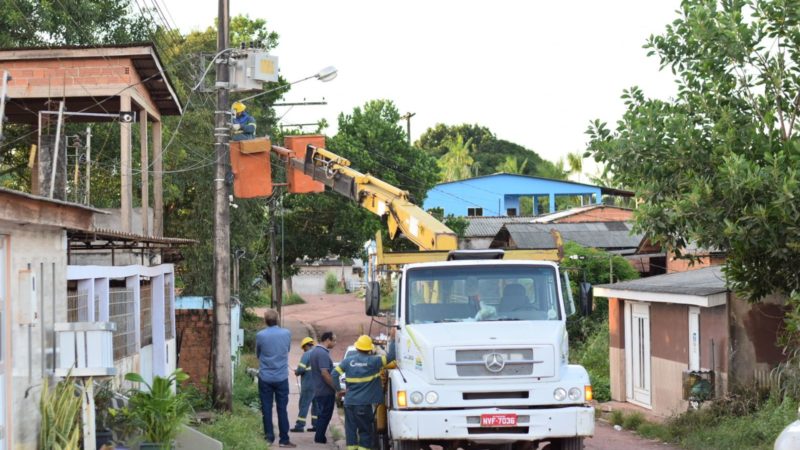 Prefeitura de Santana leva iluminação pública de qualidade ao bairro Fé em Deus