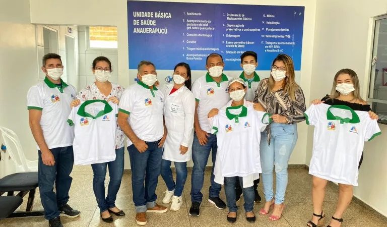 Prefeitura de Santana entrega uniformes para servidores da saúde