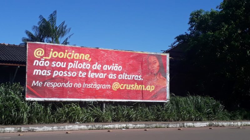 “Não sou piloto de avião, mas posso te levar as alturas.” Polêmica sobre Outdoor repercute na cidade