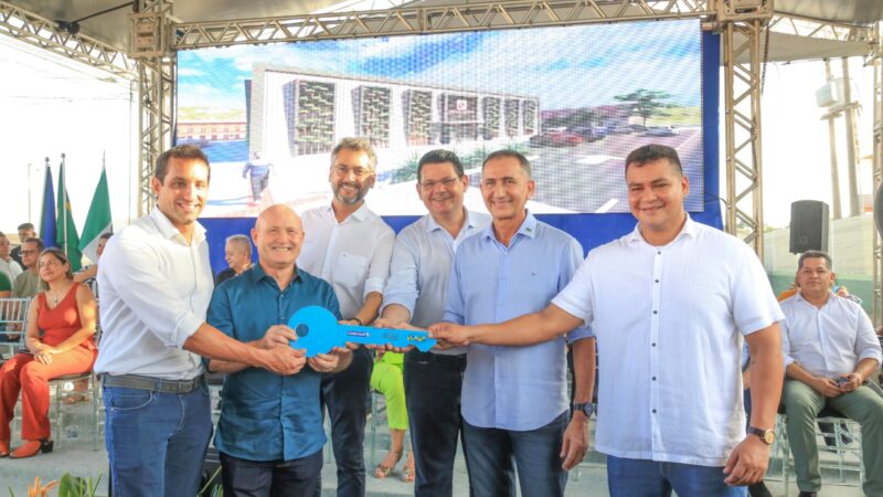 Santana recebe máquinas, motores, caminhões pipas, equipamentos e anúncio de novas obras pelo MIRD