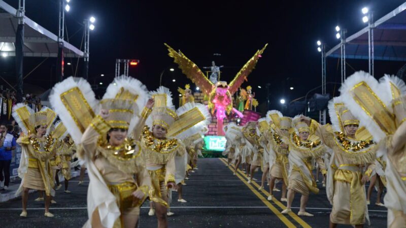 Com o enredo ‘A vida é um moinho’, Império do Povo desfilou a história do trigo no sambódromo