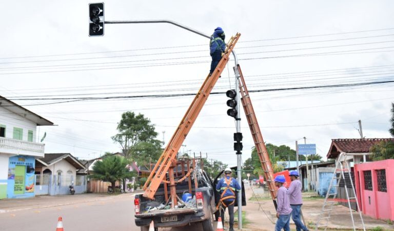 Trânsito: Prefeitura de Santana instala novos semáforos em 7 cruzamentos do município