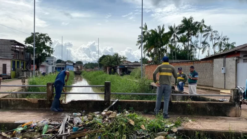 Visando a prevenção, Prefeitura de Santana intensifica ações de limpeza no entorno de canais do município