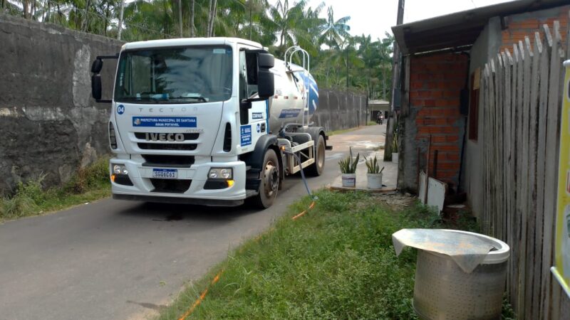 Carros-pipa da Prefeitura de Santana fazem abastecimento de água em vários bairros da cidade