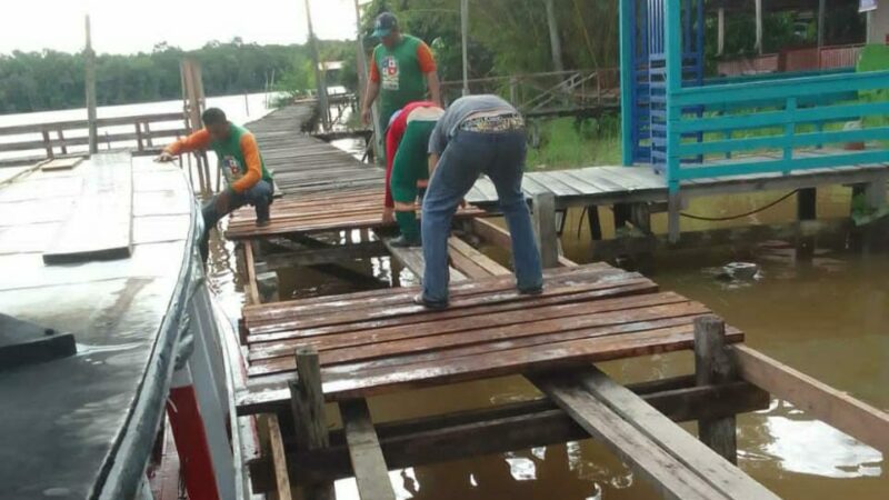 Prefeitura de Santana recupera passarelas na comunidade do Matapi