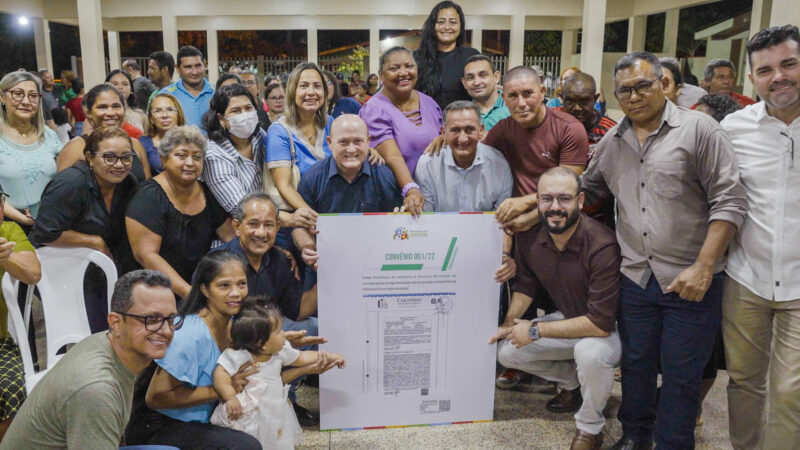 Bala Rocha entrega documento que garante regularização fundiária de áreas em Santana